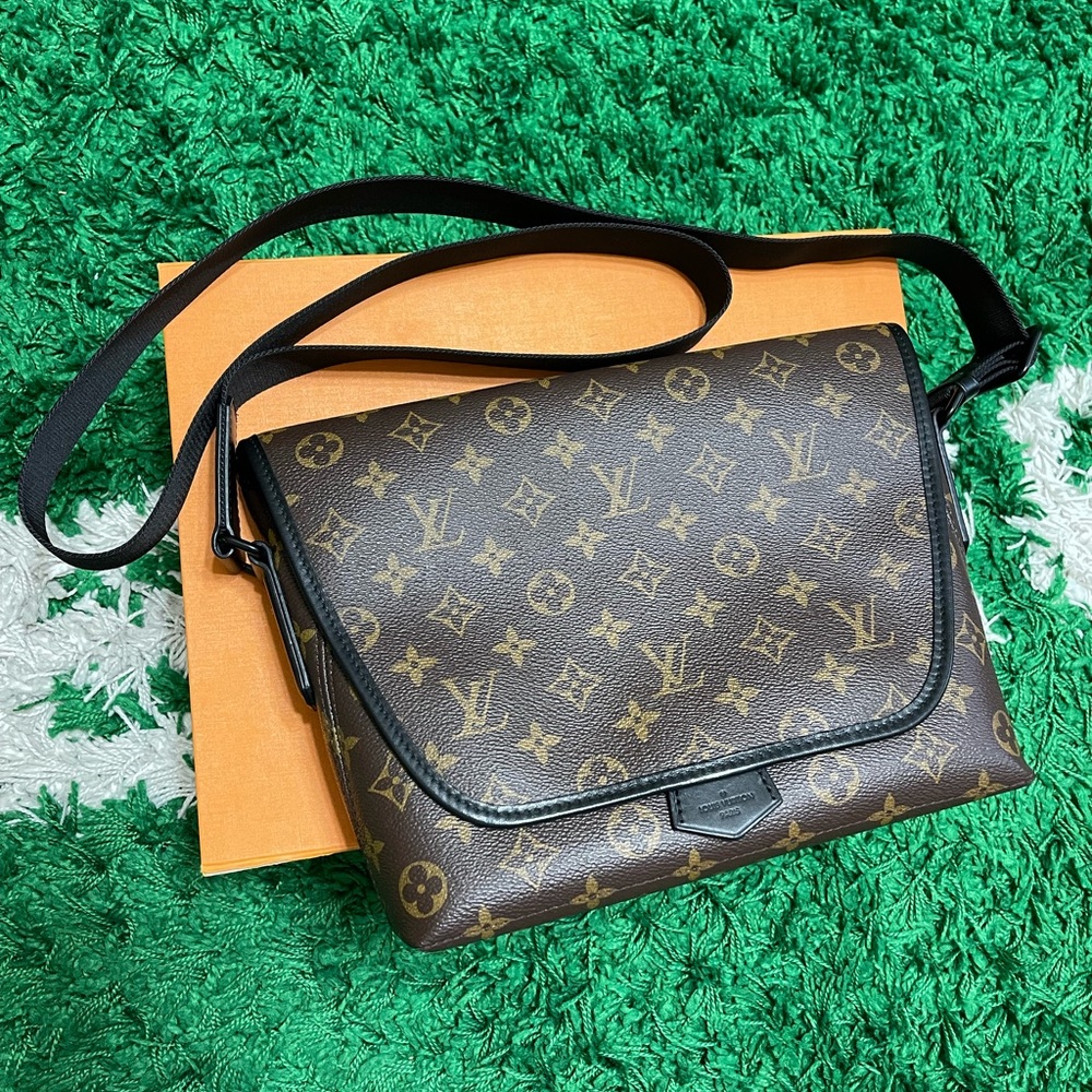 Loui Vuitton Magnetic Messenger Bag